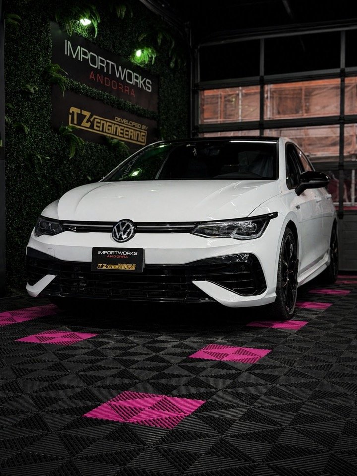 Volkswagen Golf R a l’oficina Importworks Andorra durant el manteniment